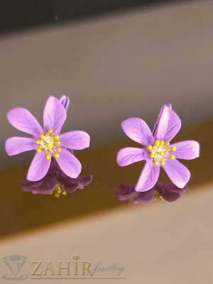 Уникални олекотени метални обеци цветя в цвят бледо розово мат с позлатени тичинки, размер 2,5 на 2,8 см, френско закопчаване- C1056
